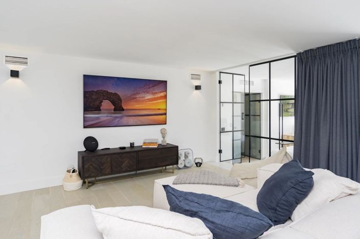 Image No.23-6 Bed Property for sale