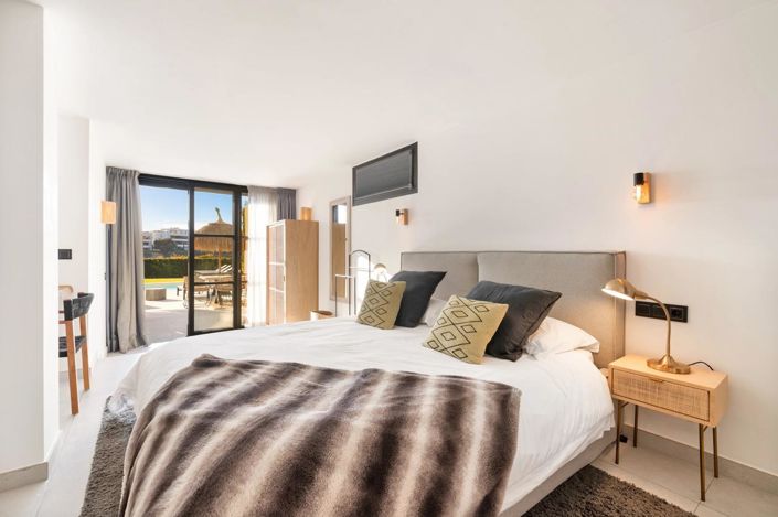 Image No.27-6 Bed Property for sale