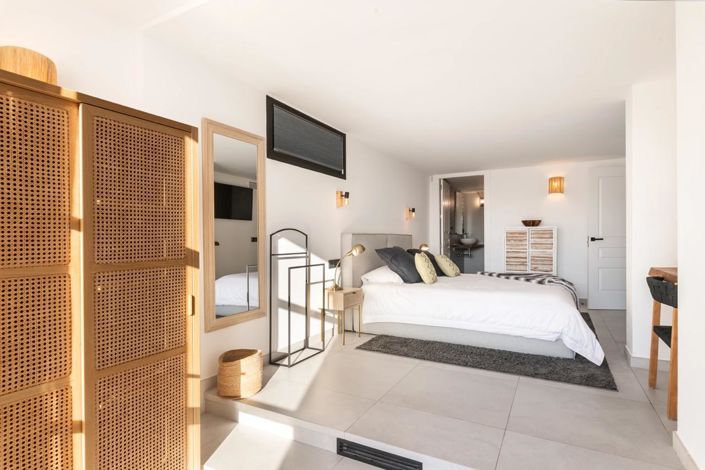 Image No.28-6 Bed Property for sale