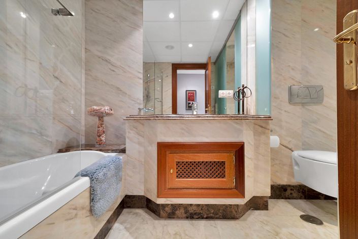 Image No.42-2 Bed Property for sale