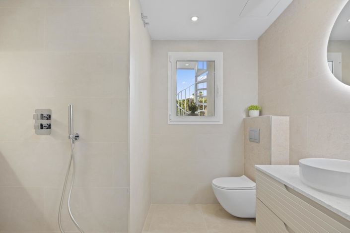 Image No.18-3 Bed Property for sale