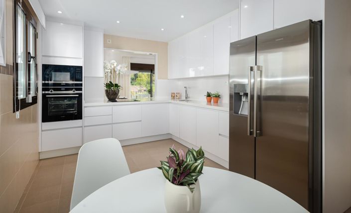 Image No.17-3 Bed Property for sale