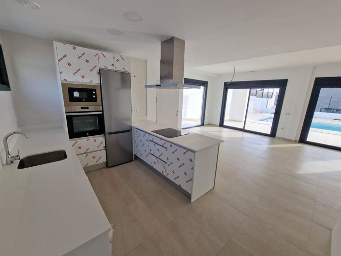 Image No.12-4 Bed Property for sale