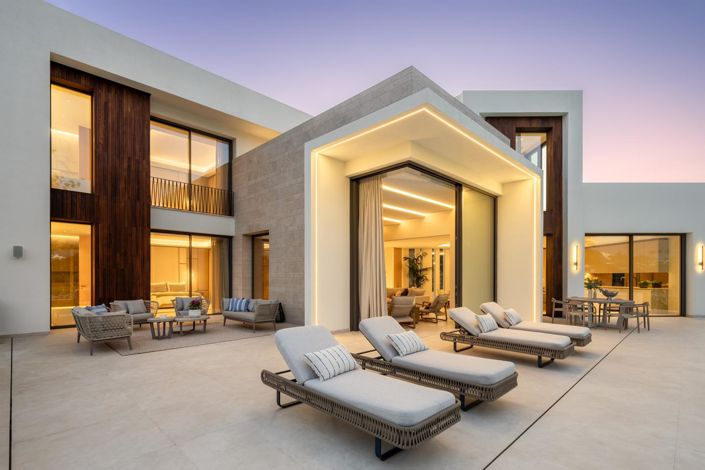 Image No.1-5 Bed Property for sale