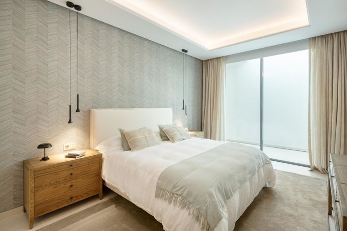 Image No.26-5 Bed Property for sale