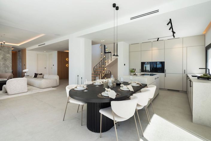 Image No.9-5 Bed Property for sale