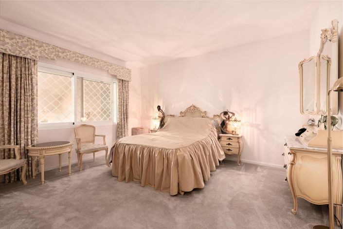 Image No.10-3 Bed Property for sale