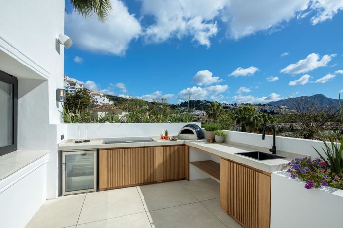 Image No.15-5 Bed Property for sale