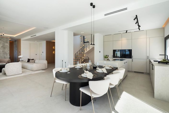 Image No.19-5 Bed Property for sale