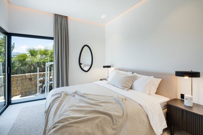 Image No.24-5 Bed Property for sale