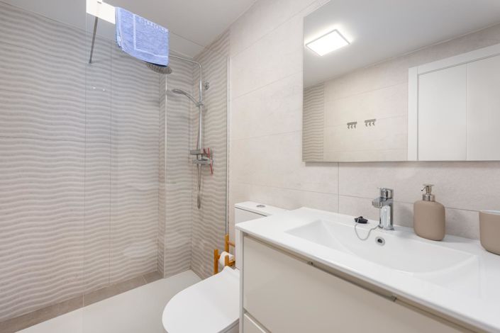 Image No.9-2 Bed Property for sale