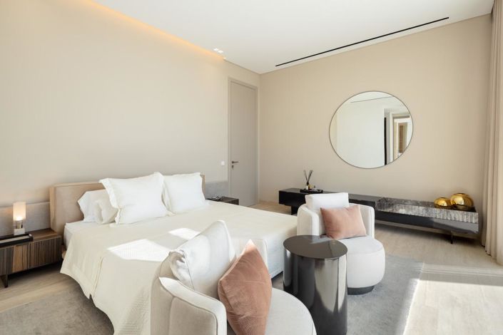 Image No.13-6 Bed Property for sale