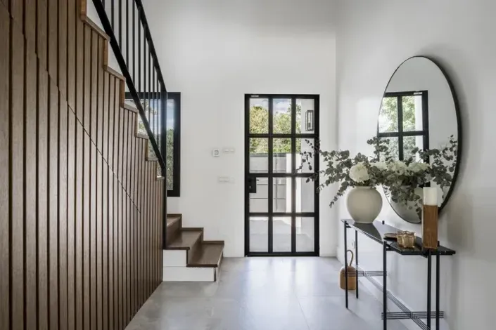 Image No.16-6 Bed Property for sale