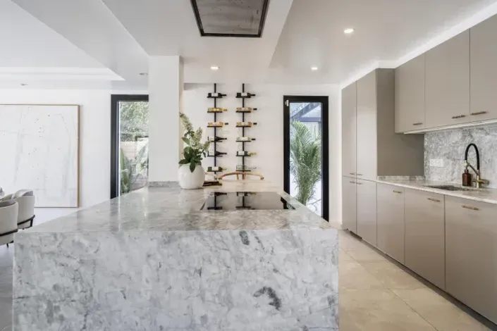 Image No.4-6 Bed Property for sale