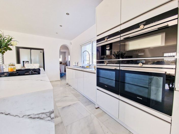 Image No.14-6 Bed Property for sale