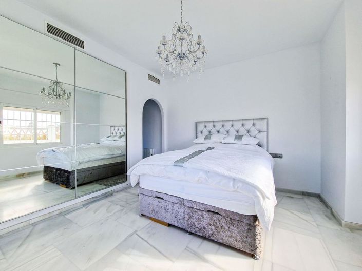 Image No.18-6 Bed Property for sale