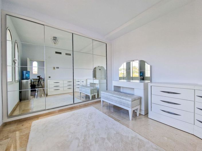 Image No.19-6 Bed Property for sale