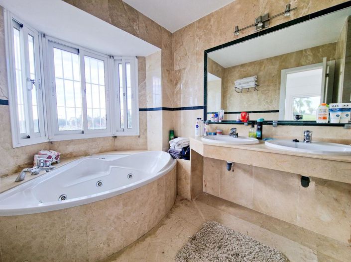 Image No.24-6 Bed Property for sale