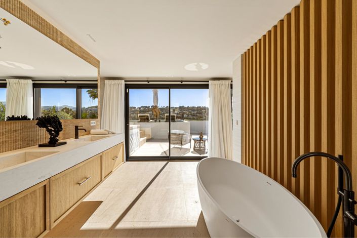 Image No.14-6 Bed Property for sale