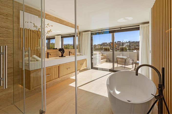 Image No.15-6 Bed Property for sale