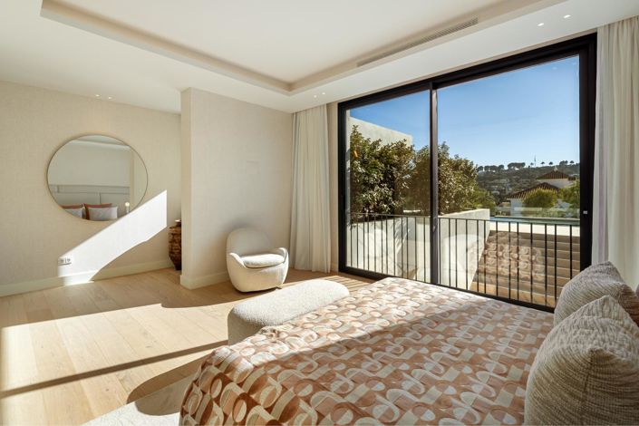 Image No.22-6 Bed Property for sale