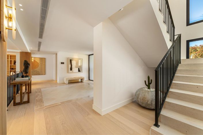 Image No.24-6 Bed Property for sale