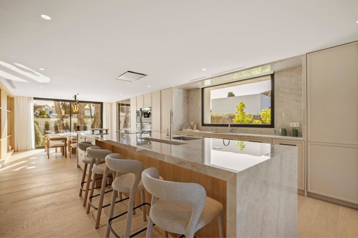 Image No.55-6 Bed Property for sale