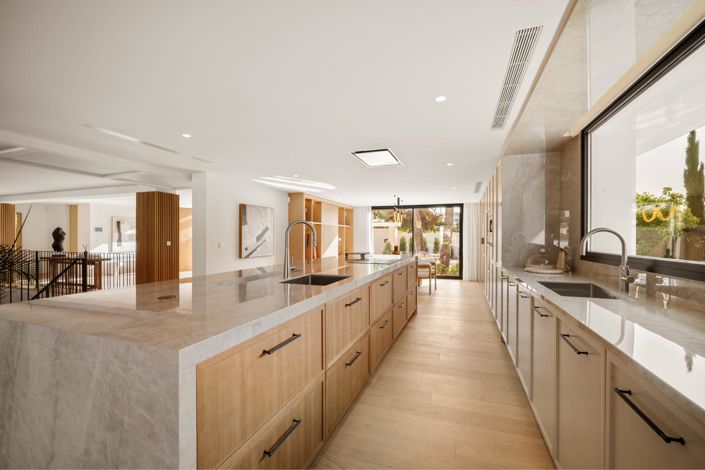 Image No.56-6 Bed Property for sale