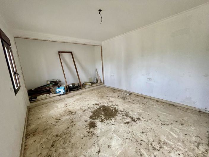 Image No.14-7 Bed Property for sale