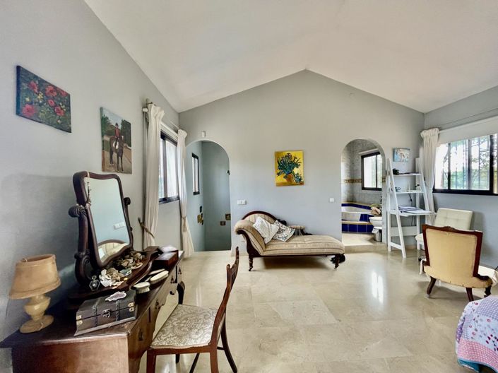 Image No.40-7 Bed Property for sale