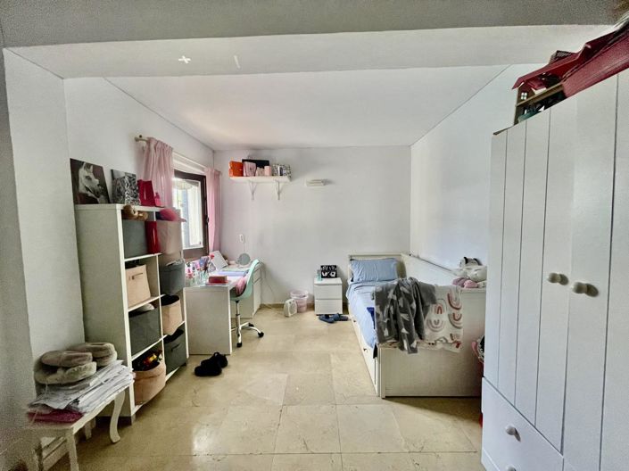 Image No.54-7 Bed Property for sale