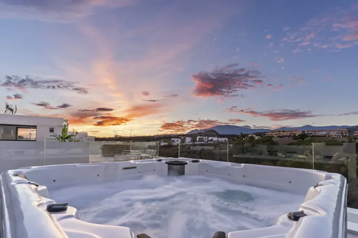 Image No.17-6 Bed Property for sale