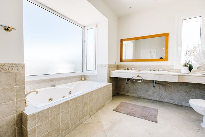 Image No.32-5 Bed Property for sale