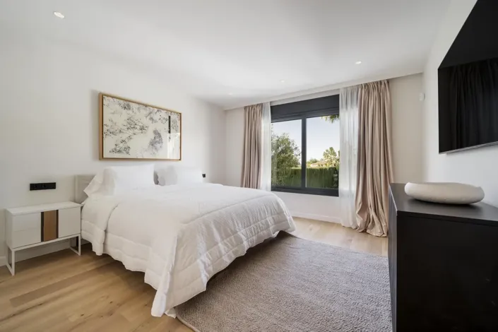 Image No.13-5 Bed Property for sale