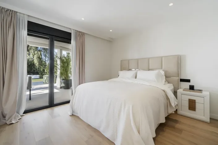 Image No.16-5 Bed Property for sale