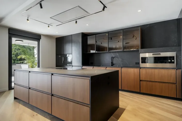 Image No.20-5 Bed Property for sale