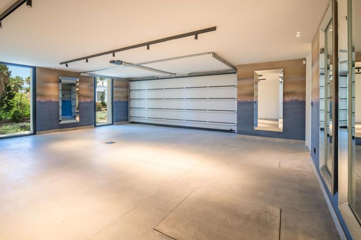 Image No.13-8 Bed Property for sale