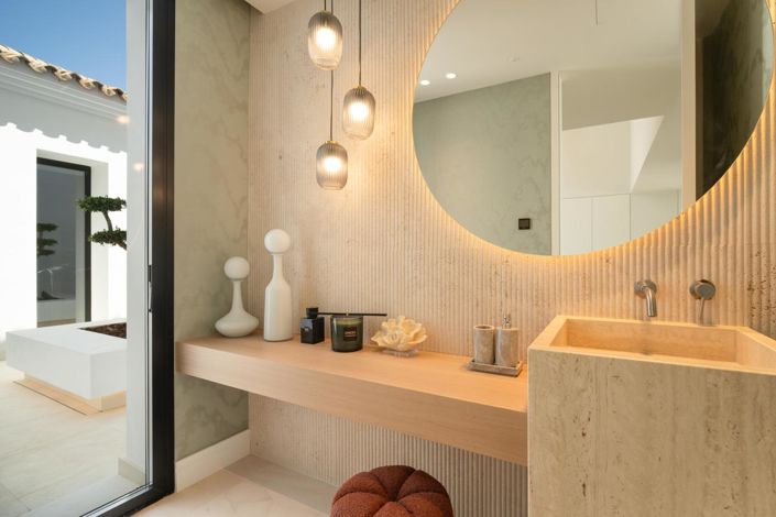 Image No.15-8 Bed Property for sale