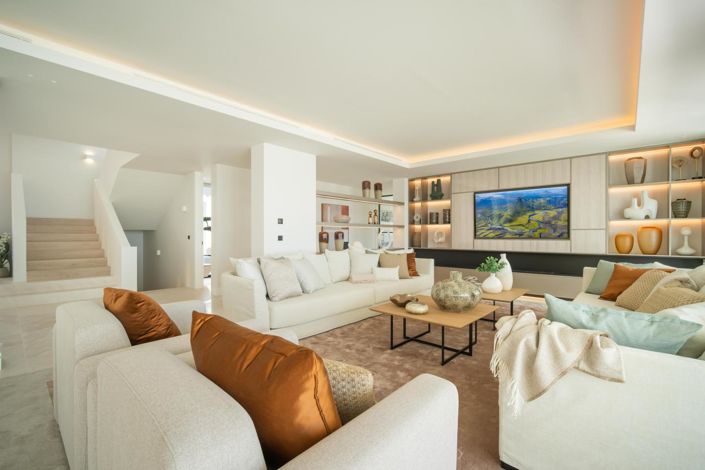 Image No.17-8 Bed Property for sale