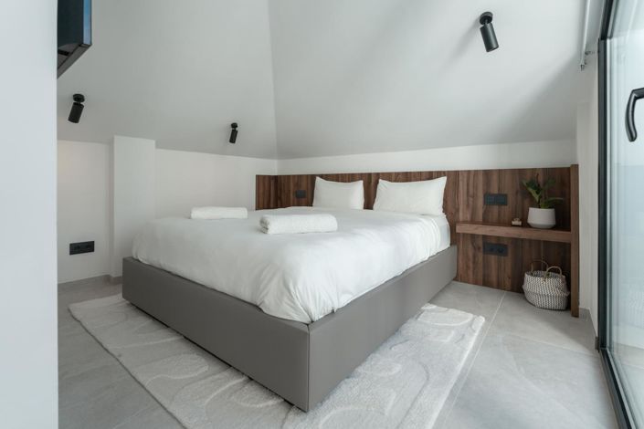 Image No.10-3 Bed Property for sale