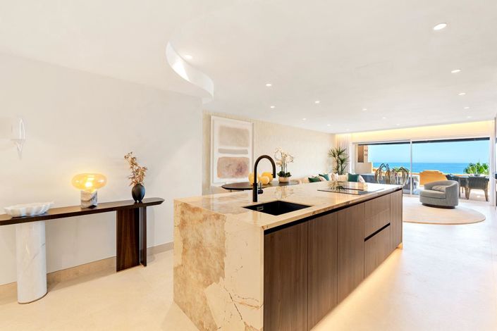 Image No.4-4 Bed Property for sale