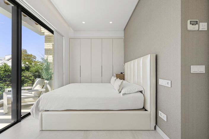 Image No.15-4 Bed Property for sale