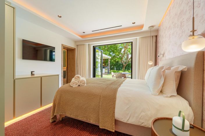 Image No.19-5 Bed Property for sale