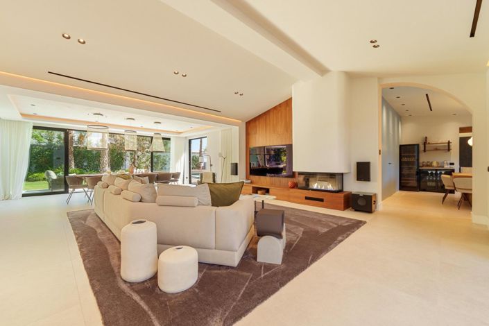 Image No.8-5 Bed Property for sale