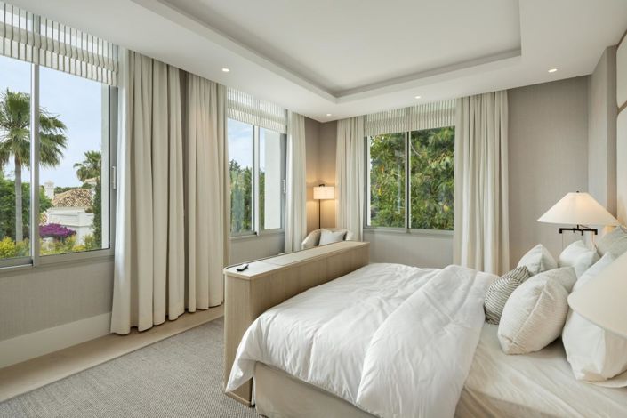 Image No.5-6 Bed Property for sale