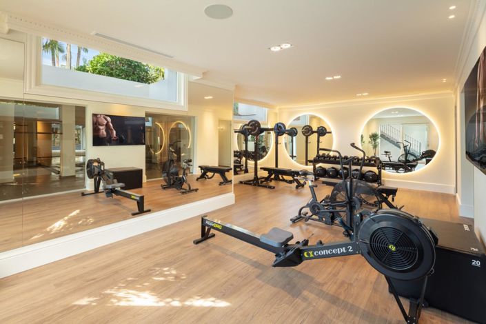 Image No.24-6 Bed Property for sale