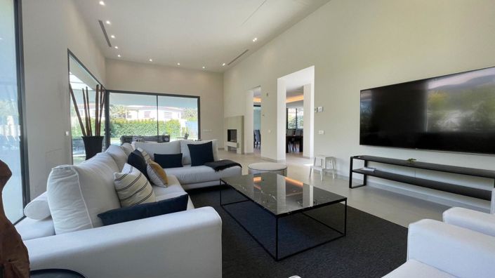 Image No.2-5 Bed Property for sale