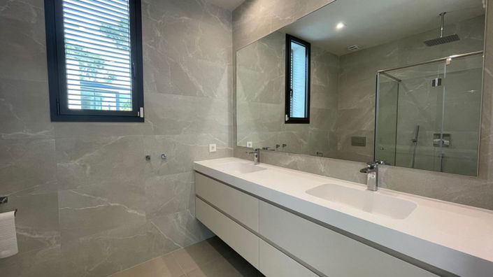 Image No.20-5 Bed Property for sale