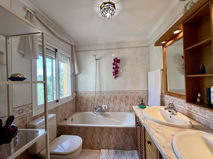 Image No.24-Propriété de 8 chambres à vendre à Estepona