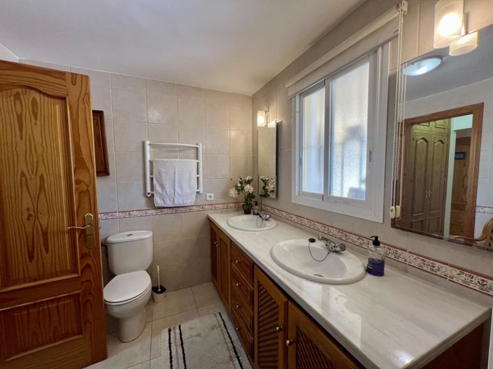 Image No.33-Propriété de 8 chambres à vendre à Estepona